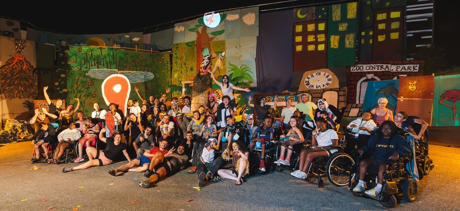 Jeunes et équipe ODI Séjours réunis devant les décors du spectacle de fin de séjour